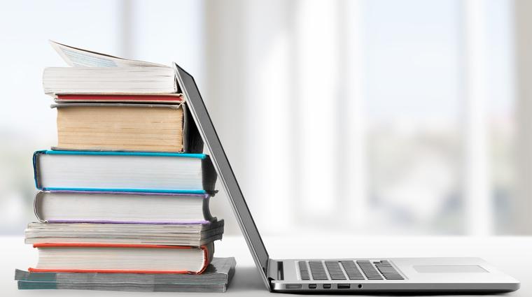 kniha a notebook